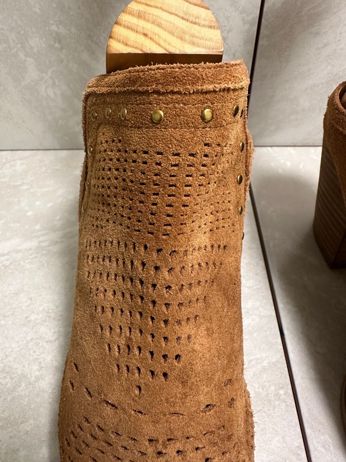 Gibson & Latimer Nora tan perforated suede gold studded mules 8.5 Western