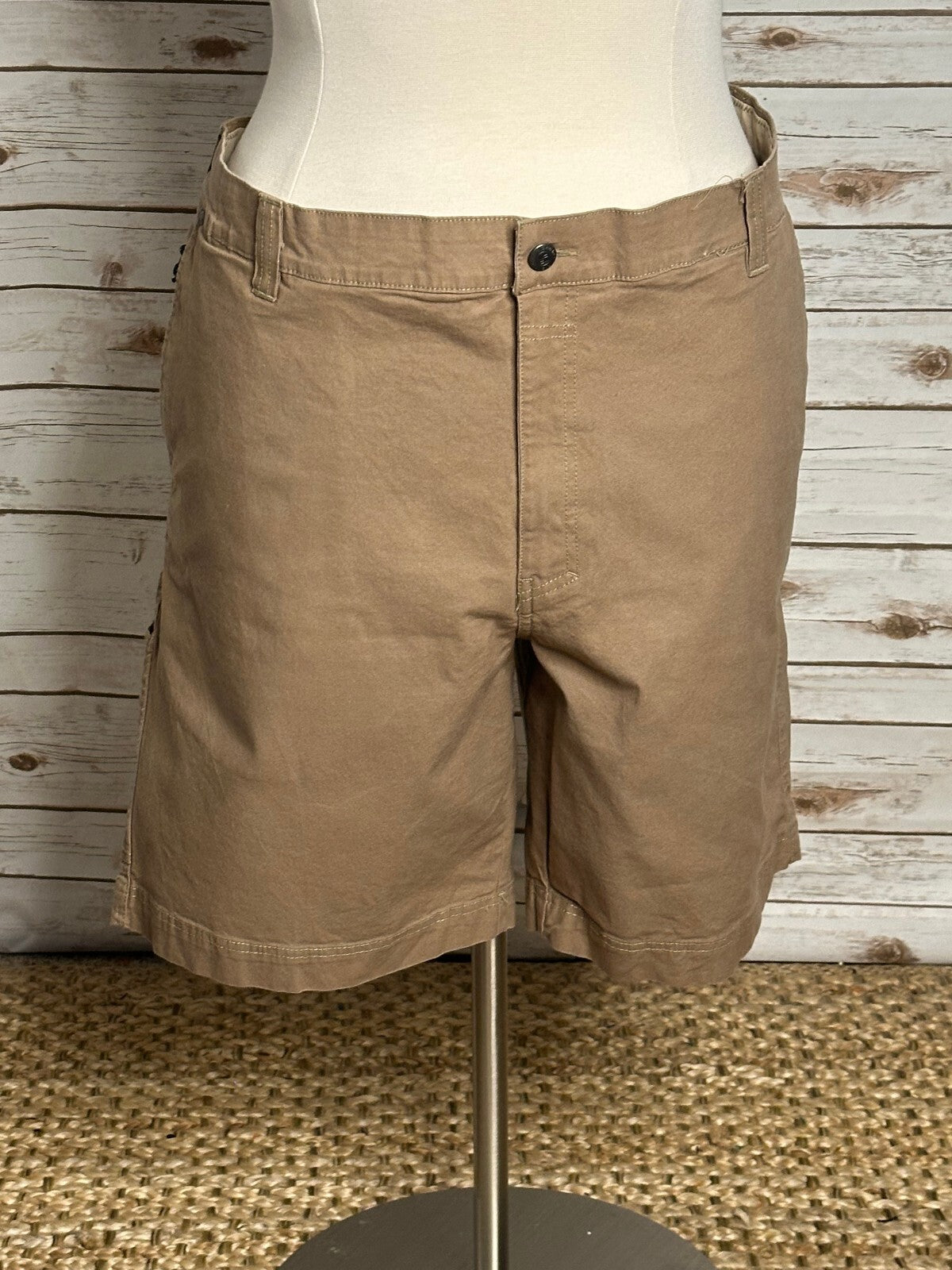 Columbia khaki Regular Fit utility cargo hiking shorts Size 48 gorpcore outdoor