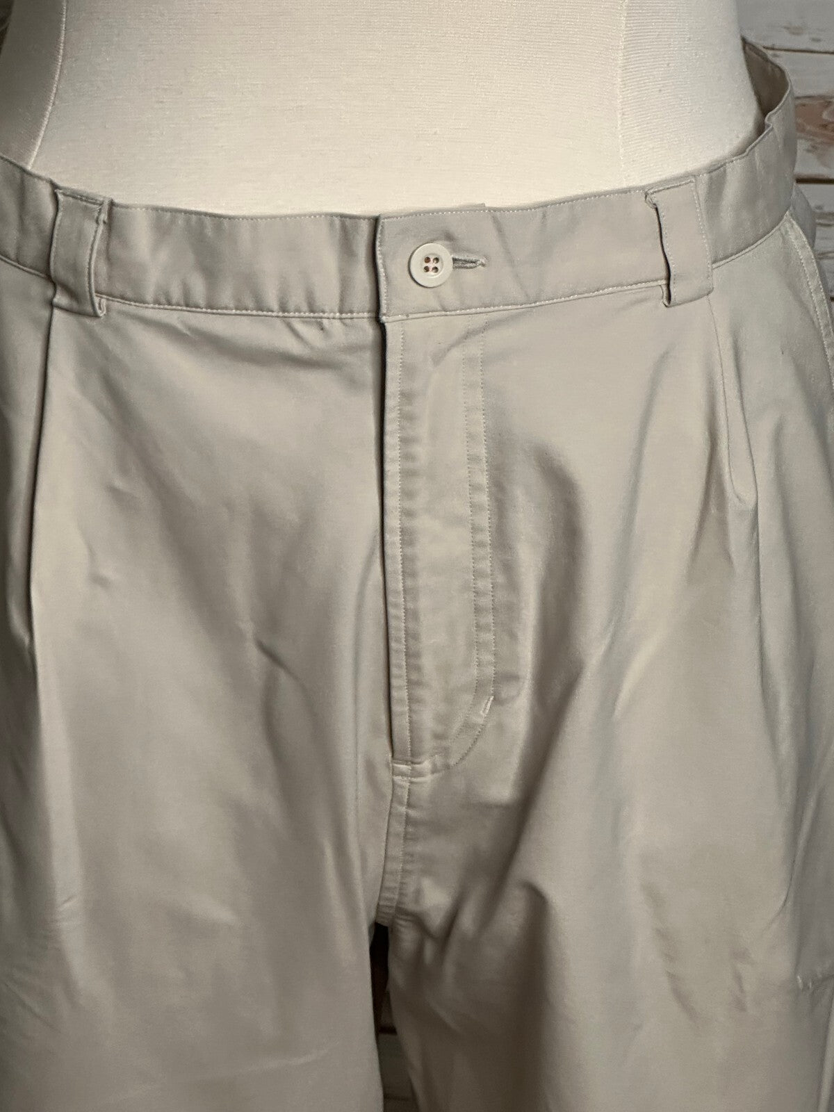 Under Armour khaki golf shorts Size 38 golfcore preppy old money country club