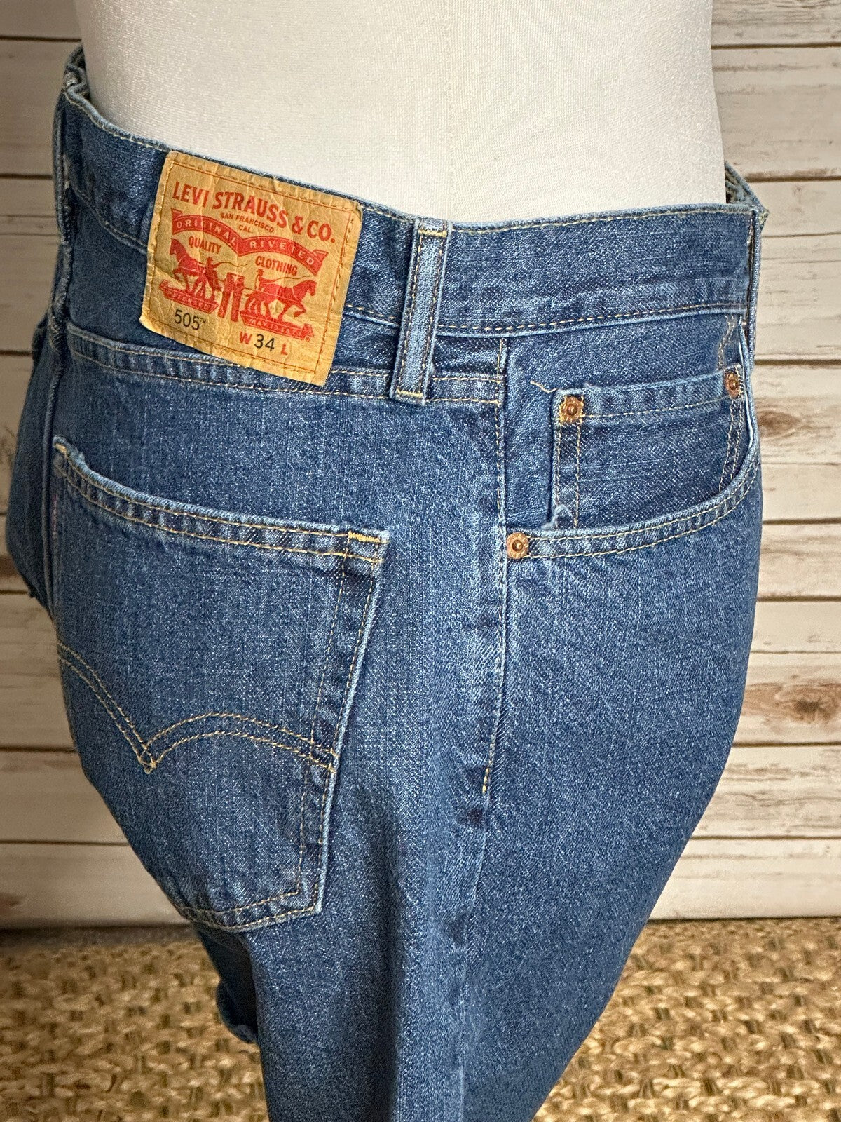 Levi's 505 medium stonewash bermuda denim jean shorts/jorts Size 34 normcore