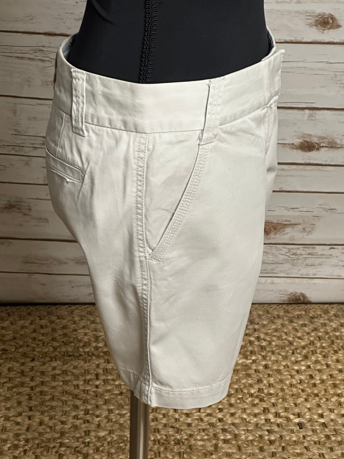 J.Crew ivory City Fit Classic Twill 100% cotton chino shorts Size 0 preppy