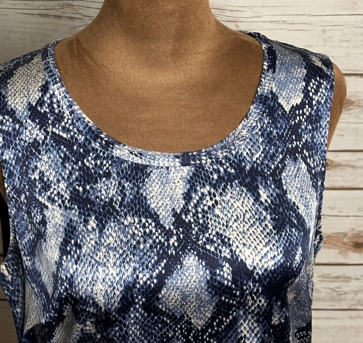 Elie Tahari navy blue ivory snakeskin sleeveless silk top Small quiet luxury