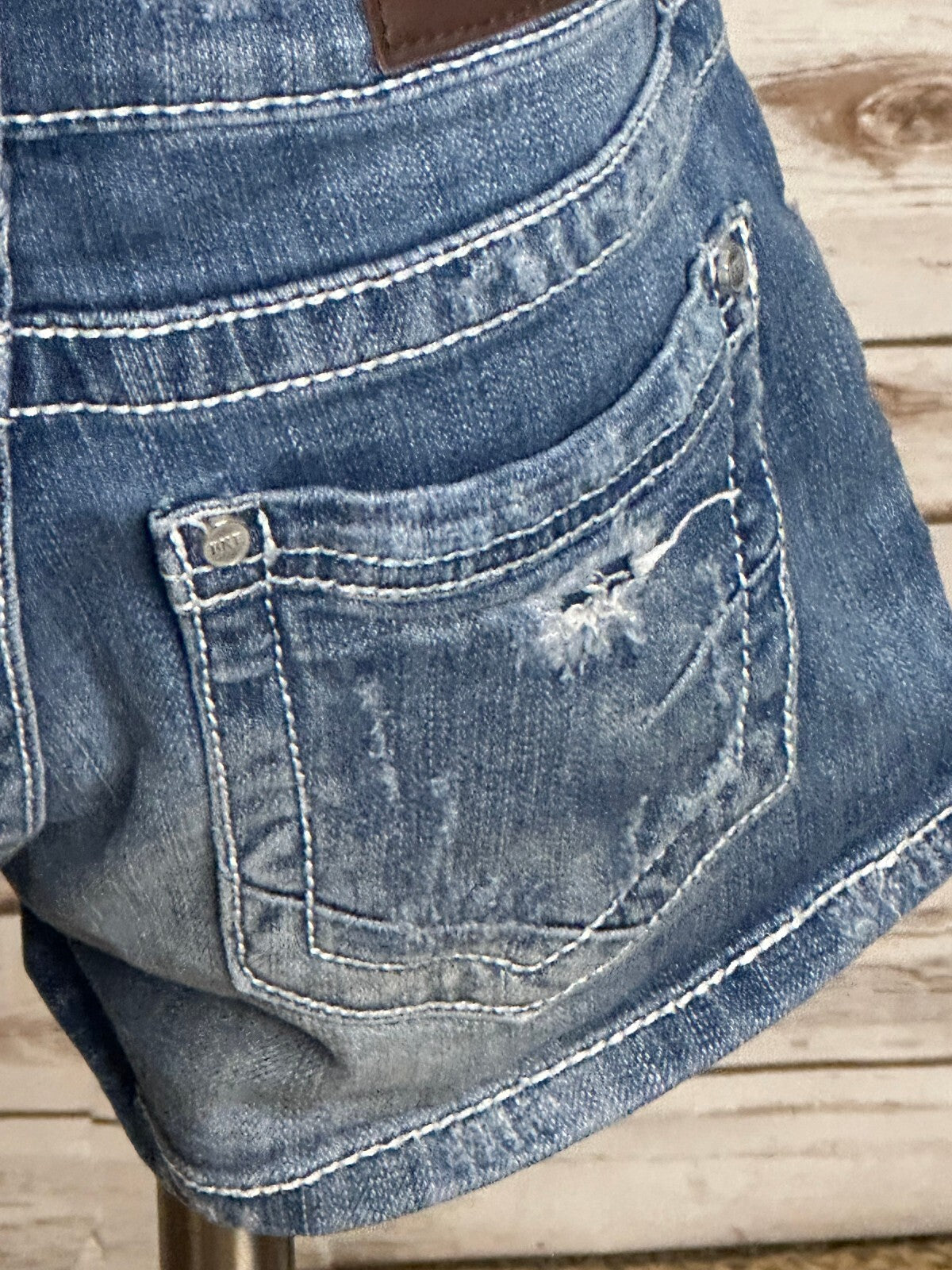 BKE Sabrina medium wash low-rise distressed stretch denim shorts Size 26 Y2K