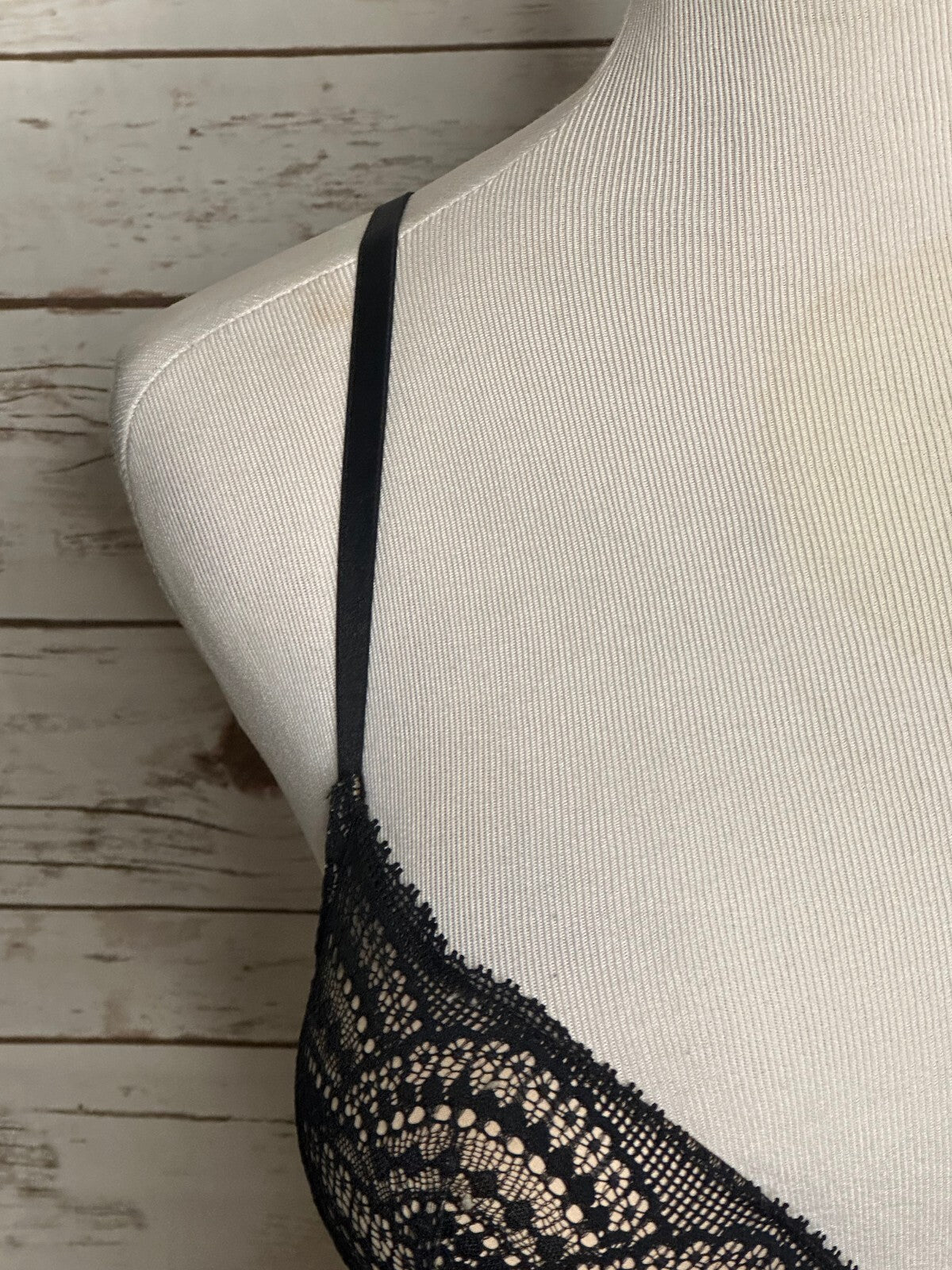 Victoria's Secret black lace Bombshell Plunge push-up bra 32D coquette lingerie