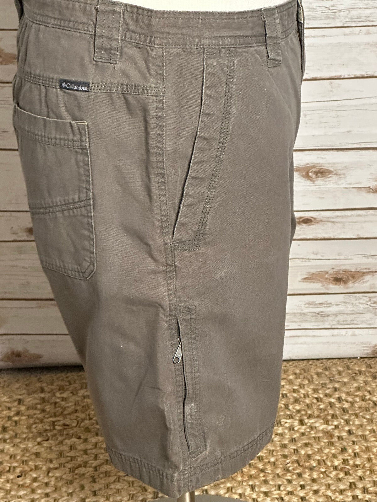 Columbia Omni-Shield khaki-grey cotton utility cargo shorts Size 40 gorpcore