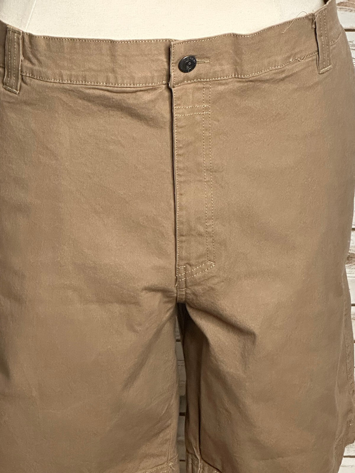 Columbia khaki Regular Fit utility cargo hiking shorts Size 48 gorpcore outdoor