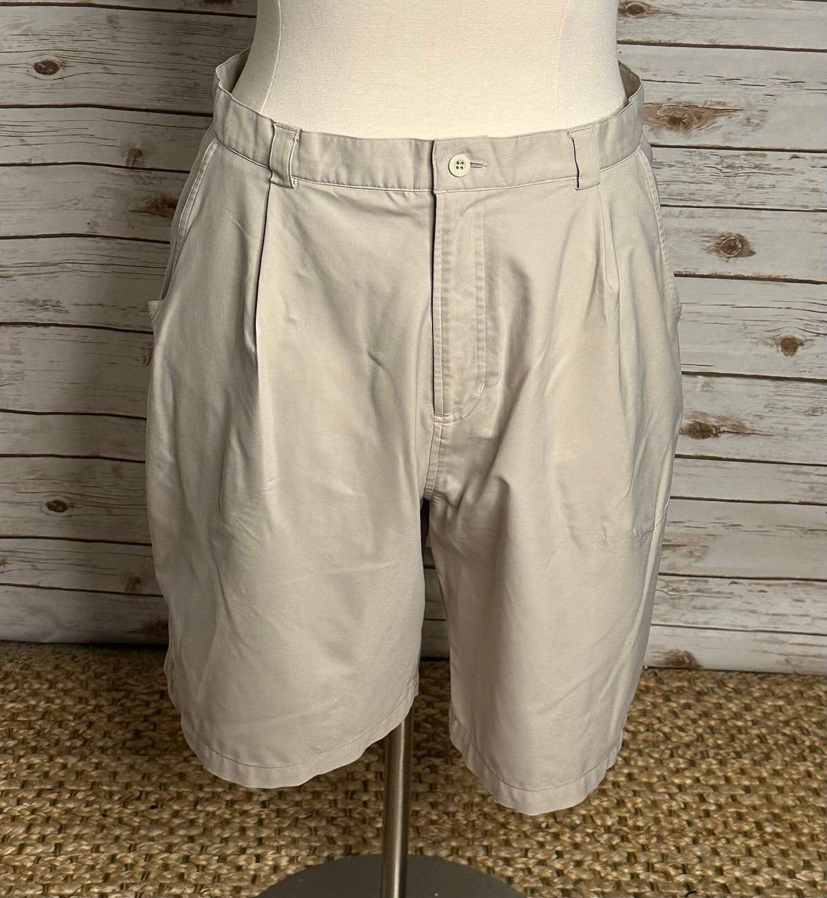 Under Armour khaki golf shorts Size 38 golfcore preppy old money country club