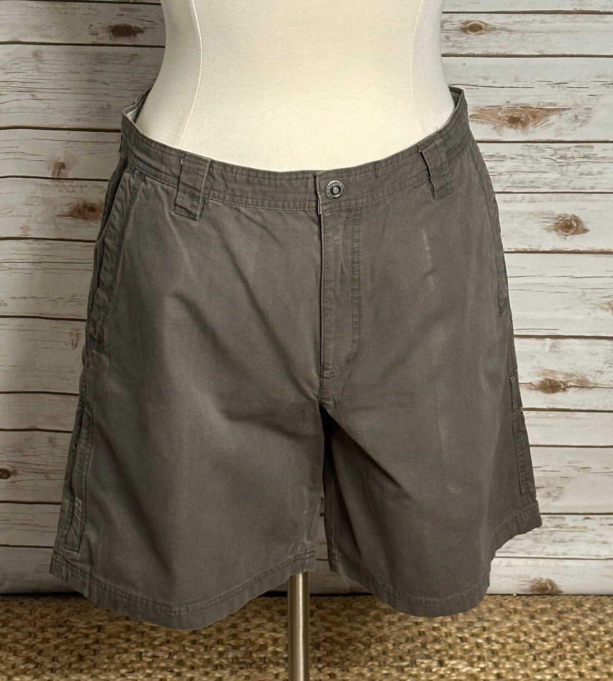 Columbia Omni-Shield khaki-grey cotton utility cargo shorts Size 40 gorpcore