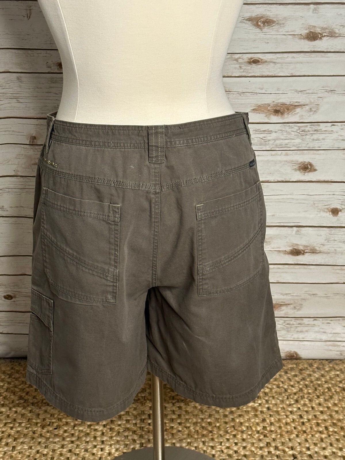 Columbia Omni-Shield khaki-grey cotton utility cargo shorts Size 40 gorpcore
