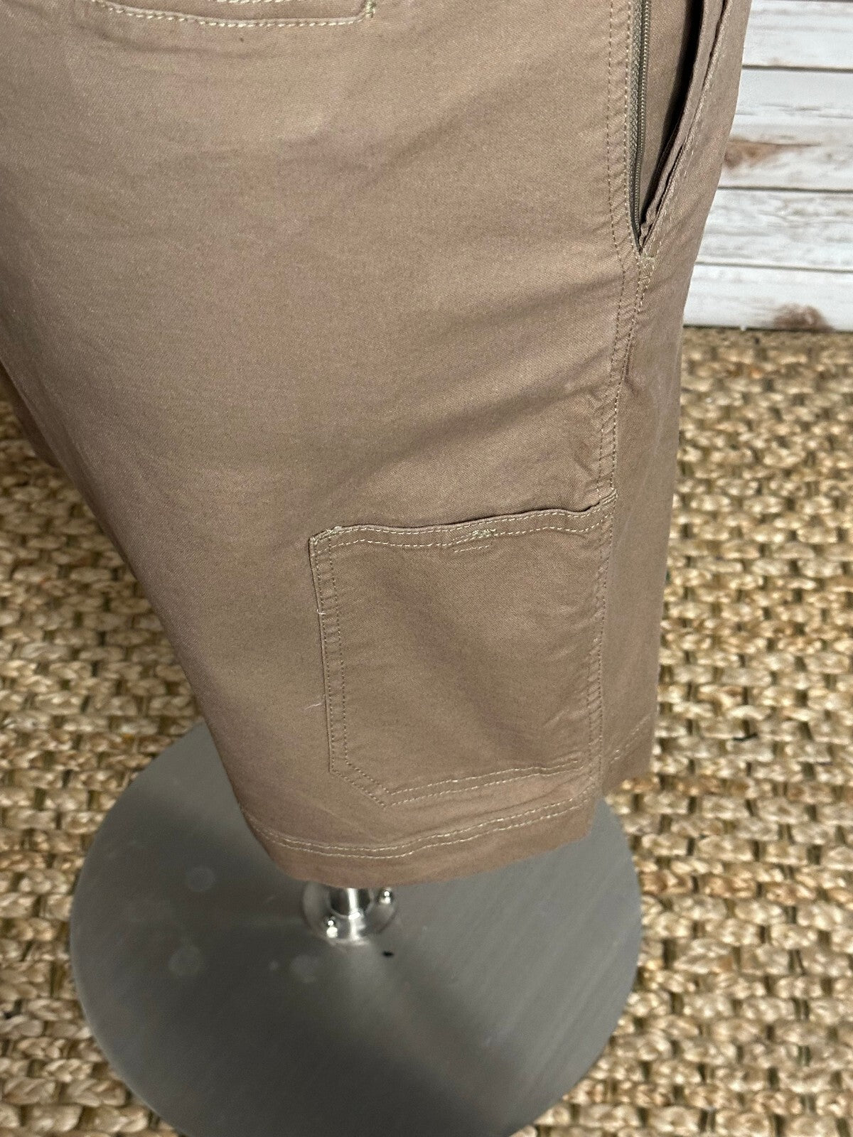 Columbia khaki Regular Fit utility cargo hiking shorts Size 48 gorpcore outdoor
