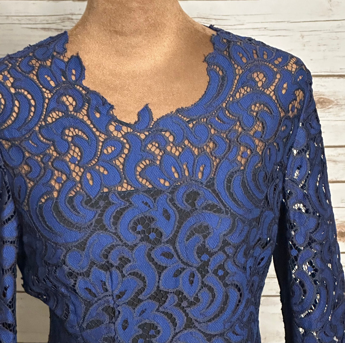 Elie Tahari Bellamy blue lace long sleeve sheath cocktail dress Size 4 romantic