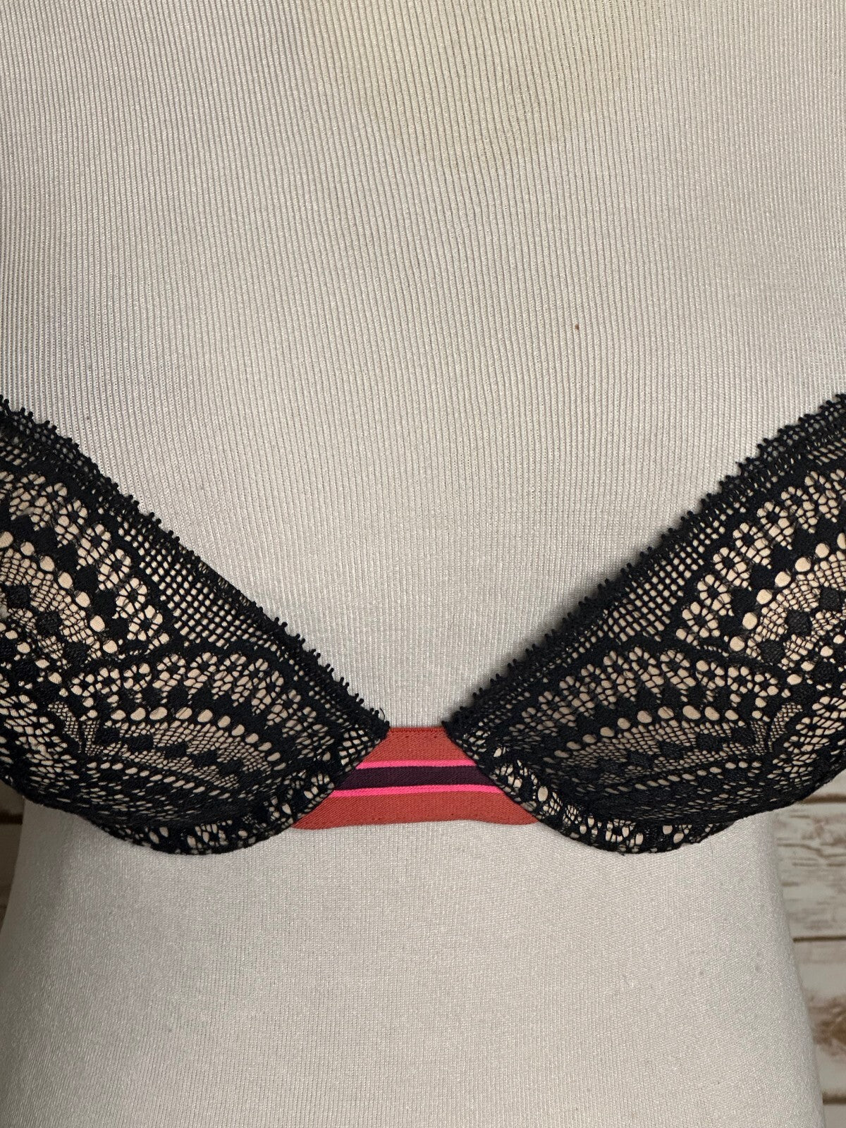 Victoria's Secret black lace Bombshell Plunge push-up bra 32D coquette lingerie