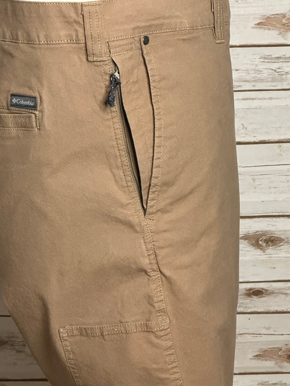 Columbia khaki Regular Fit utility cargo hiking shorts Size 48 gorpcore outdoor