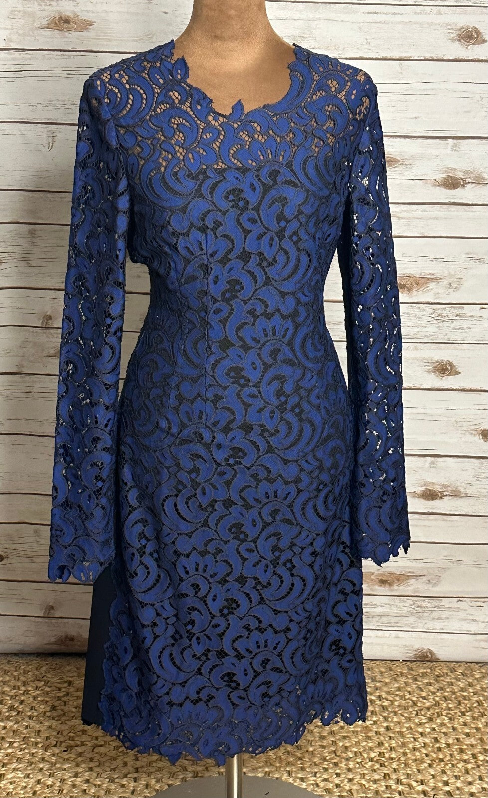 Elie Tahari Bellamy blue lace long sleeve sheath cocktail dress Size 4 romantic