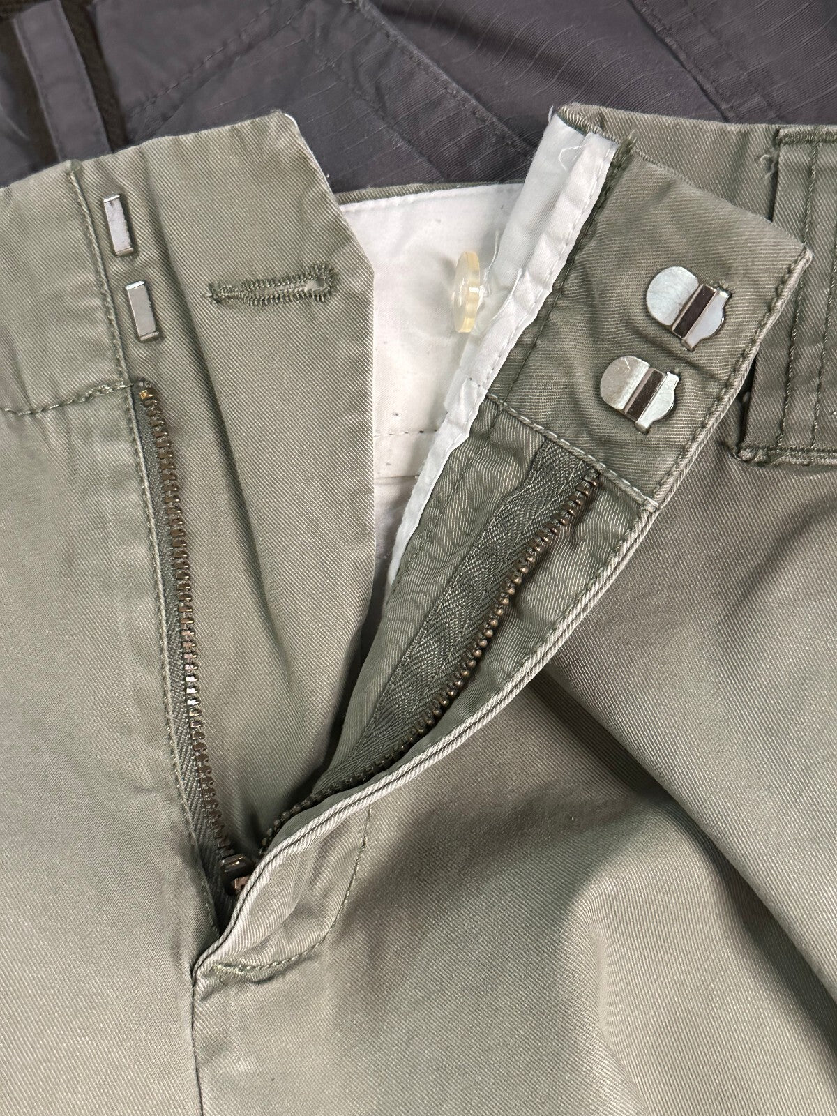 GAP Favorite Chino olive green cotton bermuda shorts Size 16