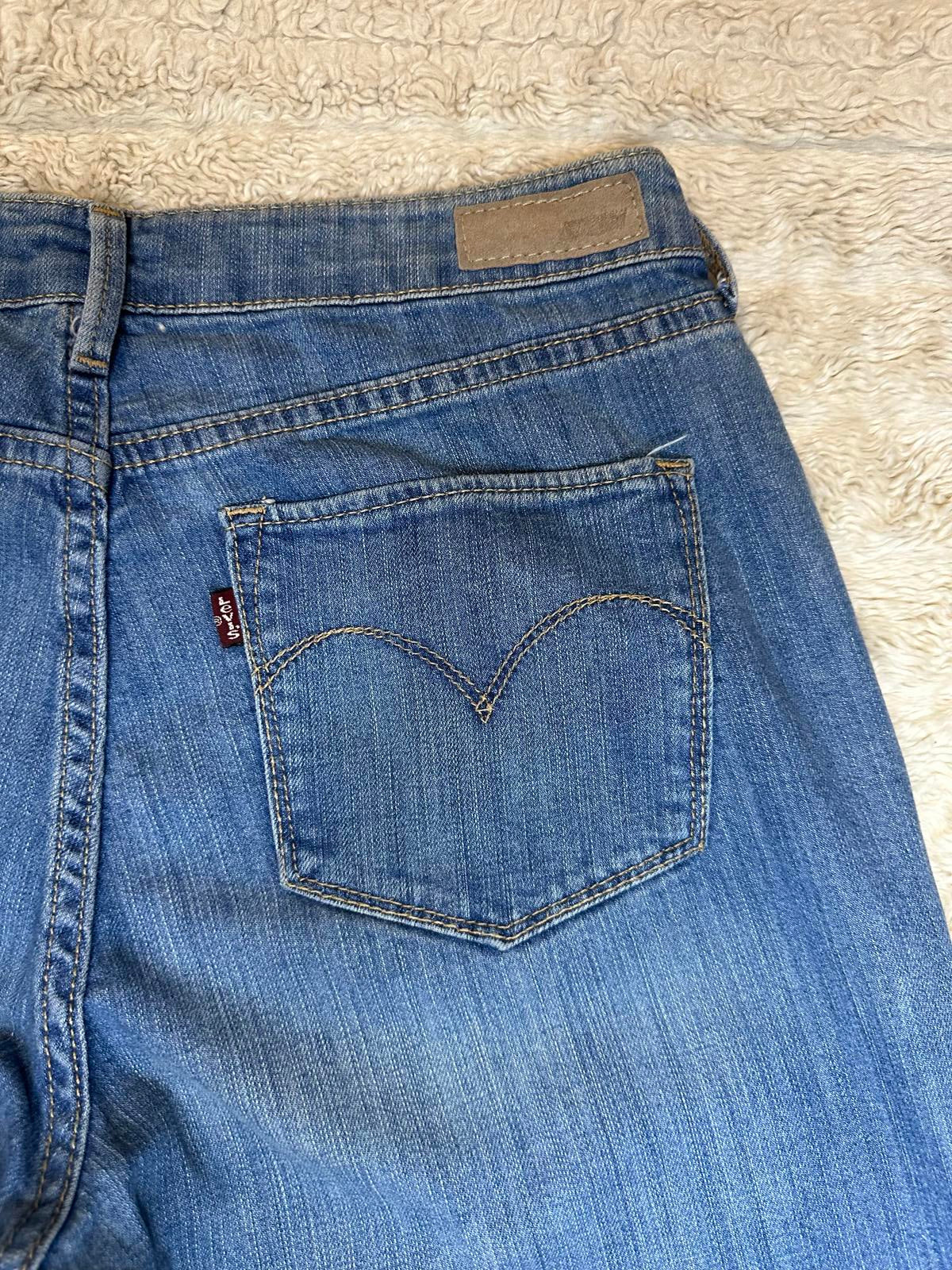 Levi's medium wash classic rise straight leg Demi Curve jeans Size 6/28